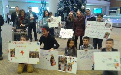 Deux familles yézidies ont été accueillies par des bénévoles locaux après une mission parrainée par des fonds privés appelée  Opération Ezra qui les a amennées jusqu'à  Winnipeg, dans le Manitoba le 20 décembre 2016 (Crédit : Nafiya Naso)