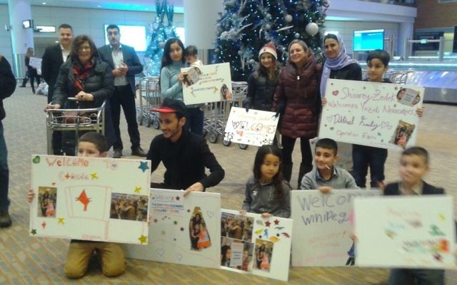 Deux familles yézidies ont été accueillies par des bénévoles locaux après une mission parrainée par des fonds privés appelée  Opération Ezra qui les a amennées jusqu'à  Winnipeg, dans le Manitoba le 20 décembre 2016 (Crédit : Nafiya Naso)