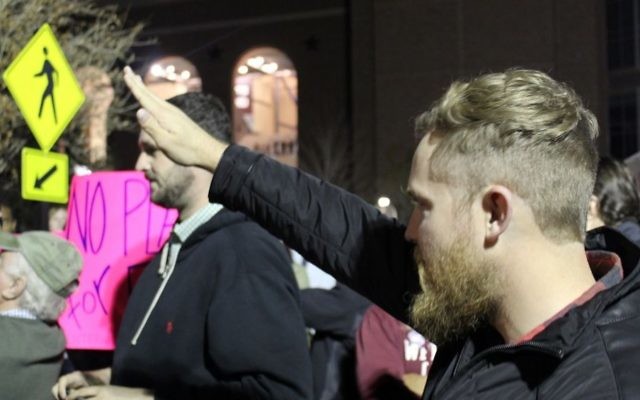 Un homme réalise un salut nazi à l'université Texas A&M, pendant que le leader de la droite alternative, Richard Spencer, prononce un discours, le 6 décembre 2016. (Crédit : Ricky Ben-David/Times of Israel) Un homme réalise un salut nazi à l'université Texas A&M, pendant que le leader de la droite alternative, Richard Spencer, prononce un discours, le 6 décembre 2016. (Crédit : Ricky Ben-David/Times of Israel)