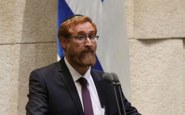 Le député du Likud Yehuda Glick pendant son investiture à la Knesset, le 25 mai 2016. (Crédit : porte-parole de la Knesset) Le député du Likud Yehuda Glick pendant son investiture à la Knesset, le 25 mai 2016. (Crédit : porte-parole de la Knesset)
