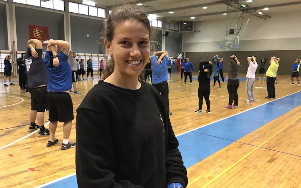 Yaara Bareket, militairen supervise les étirements à la base d'entraînement de l'amée, Wingate à Netanya, le 13 décembre 2016. (Crédit : Andrew Tobin/JTA)