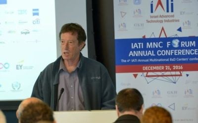 Le professeur Avi Simhon, directeur du National Economic Council, lors de la conférence à l'IATI MNC Forum 2016 (Crédit : Nir Shmul)