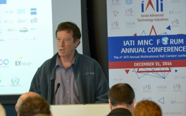 Le professeur Avi Simhon, directeur du National Economic Council, lors de la conférence à l'IATI MNC Forum 2016 (Crédit : Nir Shmul) Le professeur Avi Simhon, directeur du National Economic Council, lors de la conférence à l'IATI MNC Forum 2016 (Crédit : Nir Shmul)