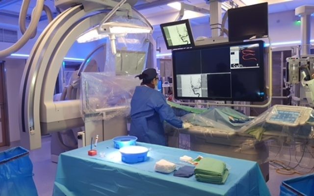 Les médecins du centre médical Soroka de Beer Sheva, en Israël, réalisent une chirurgie cérébrale diffusée en direct sur Facebook, le 13 décembre 2016. (Crédit : porte-parole de Soroka)