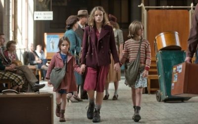 Léonie Souchaud, qui joue Fanny Ben-Ami, prend la responsabilité d'autres enfants dans "Le voyage de Fanny" (Crédit)