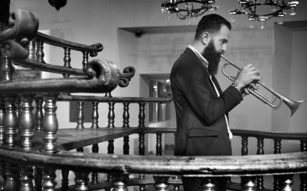 Le trompettiste et directeur artistique Avishai Cohen lors du Festival de Jazz de Jérusalem en 2015 (Crédit : Yossi Zwecker) Le trompettiste et directeur artistique Avishai Cohen lors du Festival de Jazz de Jérusalem en 2015 (Crédit : Yossi Zwecker)