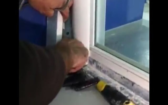 Des téléphones portables découverts dans une prison israélienne et destinés à des détenus du groupe terroriste Jihad islamique, en décembre 2016 (Crédit :Twitter)