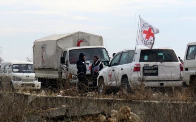 Les personnels du Croissant Rouge International et de son homologue syrienne pendant l'évacuation des civils d'Alep, le 16 décembre 2016. (Crédit : AFP/STRINGER) Les personnels du Croissant Rouge International et de son homologue syrienne pendant l'évacuation des civils d'Alep, le 16 décembre 2016. (Crédit : AFP/STRINGER)