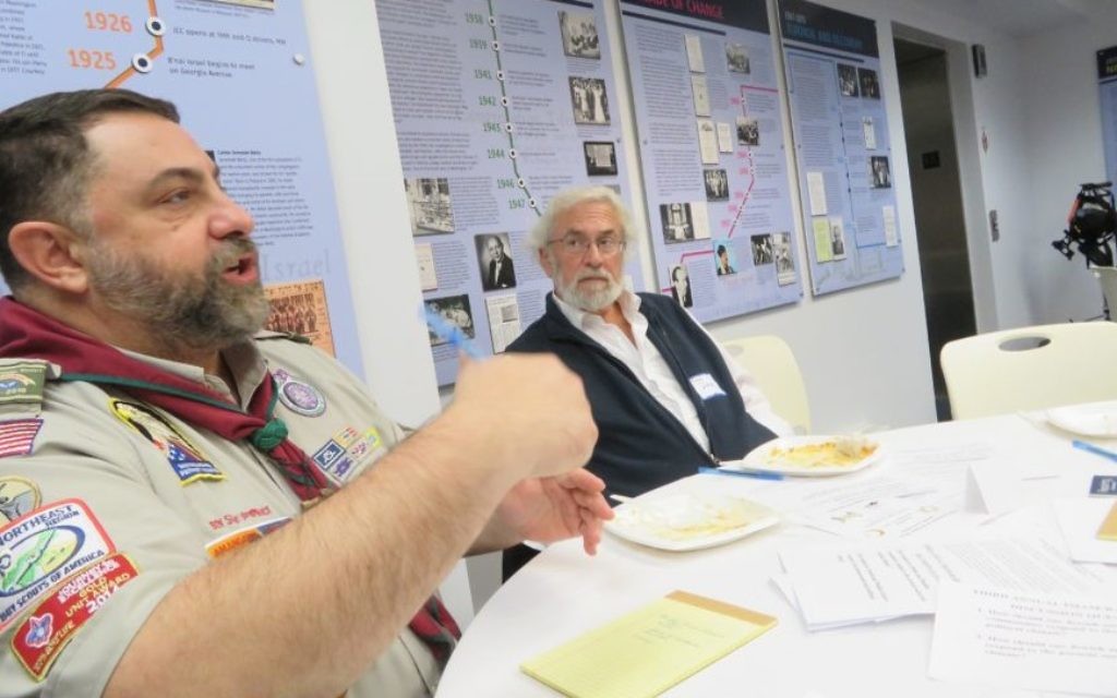 Abdul Rashid Abdullah de l'Association nationale musulmane américaine du scoutisme prend la parole lors d'une rencontre judéo-musulmane à    Washington, D.C., aux côtés du Rabbni David Shneyer de  Kehila Chadasha, le 11 décembre 2016. (Crédit : Ron Kampeas/JTA)