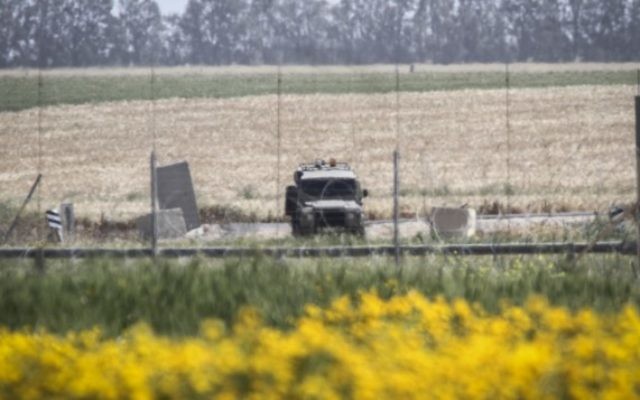 Un véhicule militaire israélien à proximité de la frontière entre Israël et la Bande de Gaz,a le 30 mars 2015. (Crédit : Abed Rahim Khatib/Flash90) Un véhicule militaire israélien à proximité de la frontière entre Israël et la Bande de Gaz,a le 30 mars 2015. (Crédit : Abed Rahim Khatib/Flash90)