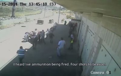 Une capture d'écran montrant le moment qui a suivi la mort d'un adolescent palestinien tué par balles, et dont le meurtrier serait un policier des Douanes au cours d'affrontements survenus le jour de la Nakba, le 15 mai 2014 (Capure d'écran : YouTube/Defence for Children Palestine)