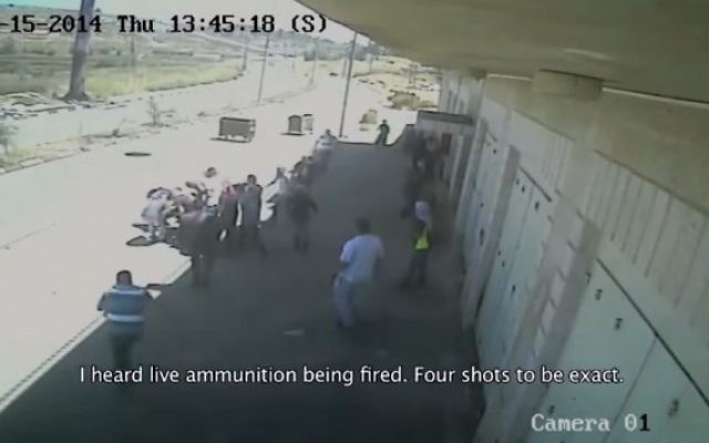 Une capture d'écran montrant le moment qui a suivi la mort d'un adolescent palestinien tué par balles, et dont le meurtrier serait un policier des Douanes au cours d'affrontements survenus le jour de la Nakba, le 15 mai 2014 (Capure d'écran : YouTube/Defence for Children Palestine)