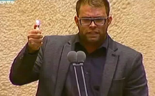 Le député Oren Hazan brandit un briquet en séance plénière de la Knesset, l'appelant la 'nouvelle arme des terroristes', le 30 novembre 2016. (Crédit : capture d'écran Dixième chaîne) Le député Oren Hazan brandit un briquet en séance plénière de la Knesset, l'appelant la 'nouvelle arme des terroristes', le 30 novembre 2016. (Crédit : capture d'écran Dixième chaîne)