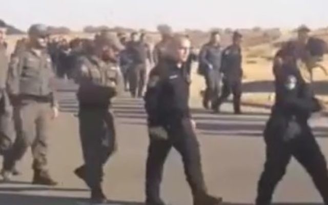 Des soldats et des gardes-frontières s'entraînent lors d'un exercice sur la base militaire de Tzeelim, dans le sud d'Israël, en amont de l'évacuation, décidée par la Haute-Cour, de l'avant-poste d'Amona en Cisjordanie, le 25 décembre 2016. (Crédit : capture d'écran Deuxième chaîne)