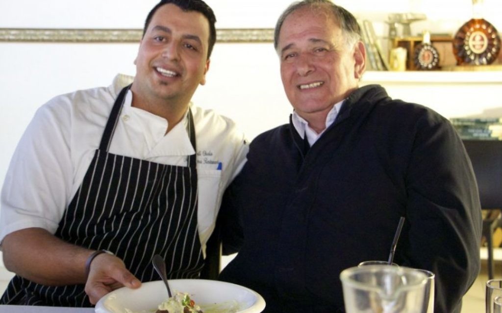 Le maire de Haifa  Yona Yahav au restaurant Hanamal 24, le 30 novembre 2016 à Haifa, en Israël. (Crédit :  Dov Lieber/Times of Israel)