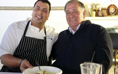 Le maire de Haifa  Yona Yahav au restaurant Hanamal 24, le 30 novembre 2016 à Haifa, en Israël. (Crédit :  Dov Lieber/Times of Israel)