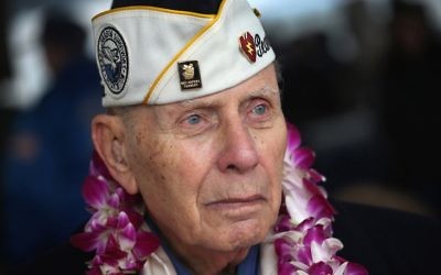 Le survivant de Pearl Harbor Aaron Chabin, 89 ans, lors d'une cérémonie commémorant les attaques japonaises surn Pearl Harbor le 7 décembre 2012 à  New York  (Crédit : John Moore/Getty Images via JTA)