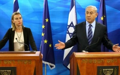 Le Premier ministre israélien Benjamin Netanyahu lors d'une conférence de presse conjointe avec la cheffe de la politique étrangère de l'UE, Federica Mogherini, à Jérusalem, le 7 novembre 2014. (Crédit : Amit Shabi/POOL/FLASH90) Le Premier ministre israélien Benjamin Netanyahu lors d'une conférence de presse conjointe avec la cheffe de la politique étrangère de l'UE, Federica Mogherini, à Jérusalem, le 7 novembre 2014. (Crédit : Amit Shabi/POOL/FLASH90)