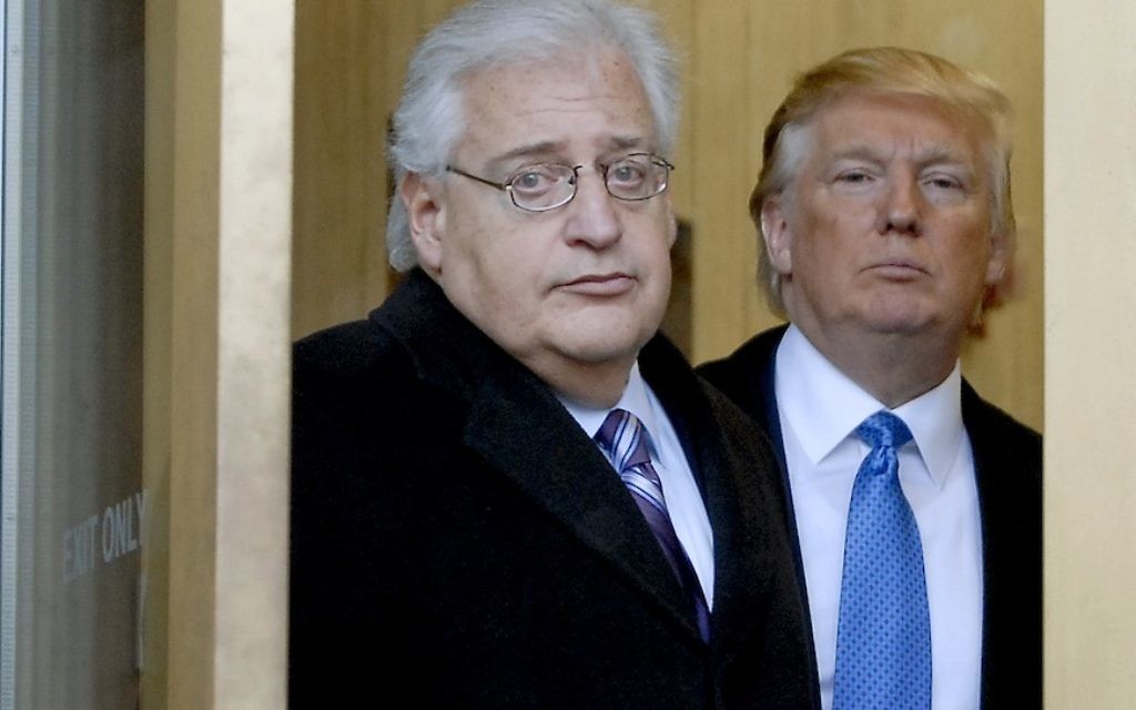Donald Trump et l'avocat David Friedman sortent de l'immeuble fédéral à laz suite d'une apparition devant le Tribunal des Faillites, le jeudi 25 février 2010 à n Camden, New Jersey. (Crédit : Bradley C Bower/Bloomberg News, via Getty Images / JTA)