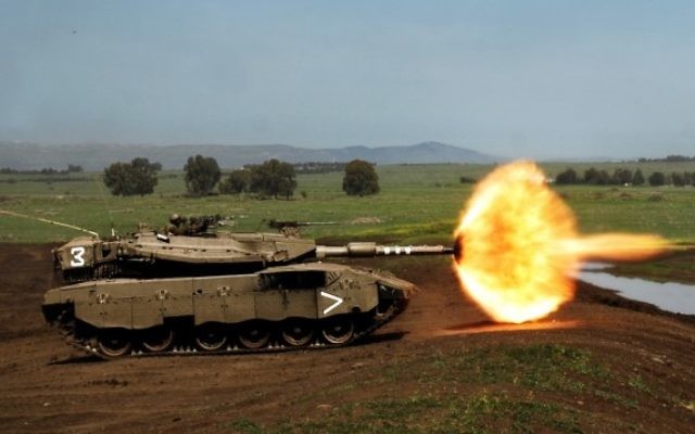 Un tank Merkava de Tsahal ouvre le feu durant des exercices sur le Plateau du Golan en 2008. (Crédit : Neil Cohen/IDF Spokesperson’s Unit via Wikimedia Commons) Un tank Merkava de Tsahal ouvre le feu durant des exercices sur le Plateau du Golan en 2008. (Crédit : Neil Cohen/IDF Spokesperson’s Unit via Wikimedia Commons)