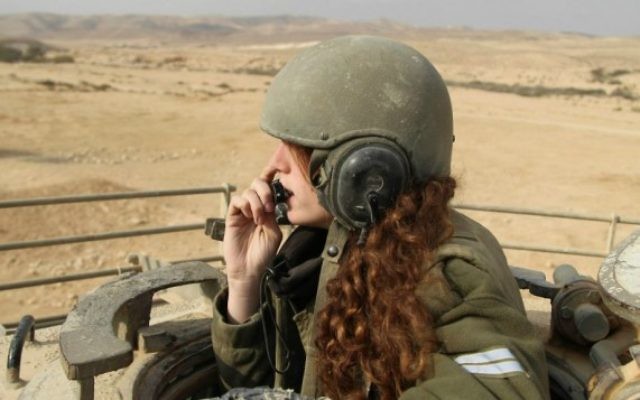 Une instructrice des forces israéliennes intervenant dans les tanks durant un exercice le 12 janvier 2013 (Crédit : pl. Zev Marmorstein/IService de communication de Tsahal)