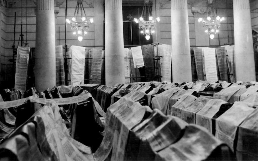 Des rouleaux de Torah déroulés pour sécher dans la Grande Synagogue de Rome (Crédit : Opera del Tempio)