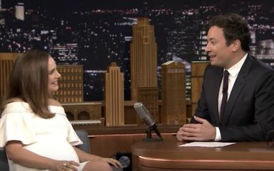 Natalie Portman, enceinte, sur le plateau de The Tonight's Show, aux côtés du présentateur Jimmy Fallon, le 29 novembre 2016. (Crédit : capture d'écran YouTube)
