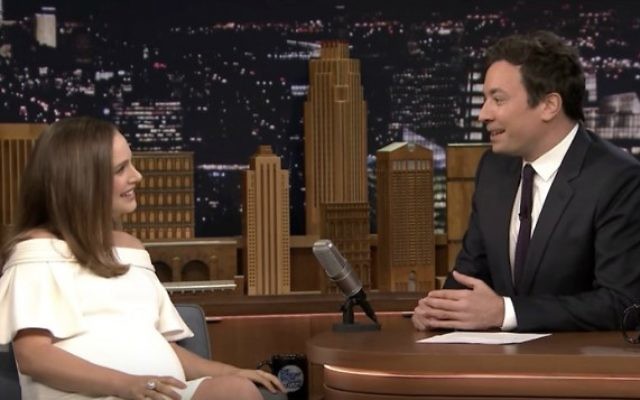 Natalie Portman, enceinte, sur le plateau de The Tonight's Show, aux côtés du présentateur Jimmy Fallon, le 29 novembre 2016. (Crédit : capture d'écran YouTube) Natalie Portman, enceinte, sur le plateau de The Tonight's Show, aux côtés du présentateur Jimmy Fallon, le 29 novembre 2016. (Crédit : capture d'écran YouTube)