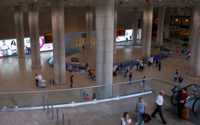 Le hall des arrivées du Terminal 3 de l'aéroport international Ben Gurion. Illustration. (Crédit : Gili Yaari/Flash90)
