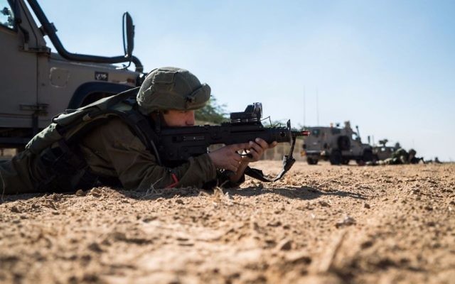 Exercice militaire à la frontière avec la bande de Gaza, le 6 décembre 2016. (Crédit : unité des porte-paroles de l'armée israélienne)