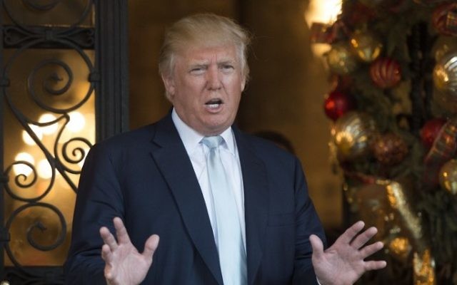 Le président élu américain Donald Trump répond aux journalistes en Floride, le 28 décembre 2016. (Crédit : Don Emmert/AFP) Le président élu américain Donald Trump répond aux journalistes en Floride, le 28 décembre 2016. (Crédit : Don Emmert/AFP)