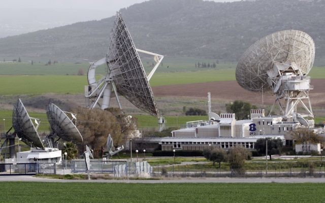 Une station satellite Bezeq dans la vallée d'Ella (Crédit : Nati Shohat/Flash90)