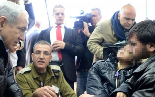 Le Premier ministre Benjamin Netanyahu en visite dans l'hôpital de campagne de l'armée israélienne qui soigne des Syriens blessés, sur le plateau du Golan, le 18 février 2014. (Crédit : Kobi Gideon/GPO/Flash90) Le Premier ministre Benjamin Netanyahu en visite dans l'hôpital de campagne de l'armée israélienne qui soigne des Syriens blessés, sur le plateau du Golan, le 18 février 2014. (Crédit : Kobi Gideon/GPO/Flash90)