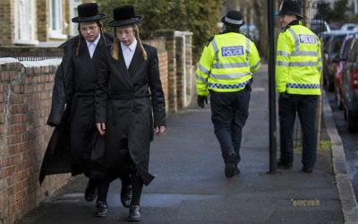 De jeunes juifs ultra-orthodoxes dans le quartier londonien de Stamford Hill, le 17 janvier 2015. Illustration. (Crédit : Rob Stothard/Getty Images via JTA)