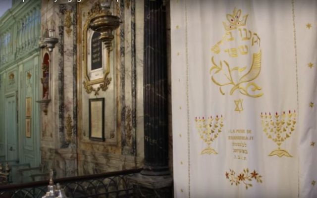 L'intérieur de la synagogue de Carpentras, en 2016. (Crédit : capture d'écran France-Bleu Vaucluse) L'intérieur de la synagogue de Carpentras, en 2016. (Crédit : capture d'écran France-Bleu Vaucluse)