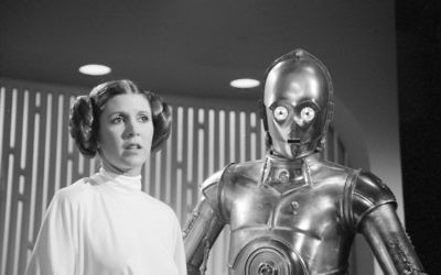 Carrie Fisher dans son rôle de Princesse Leia de "Star Wars", aux côtés de C-3PO, le 23 août 1978. (Crédit : CBS via Getty Images)