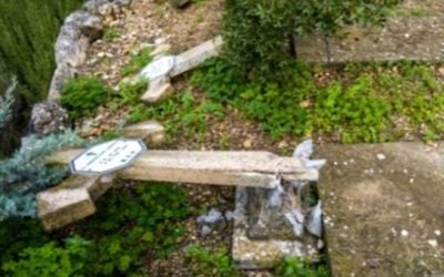 Un cimetière chrétien vandalisé en Israël. Illustration. (Crédit : capture d'écran YouTube)