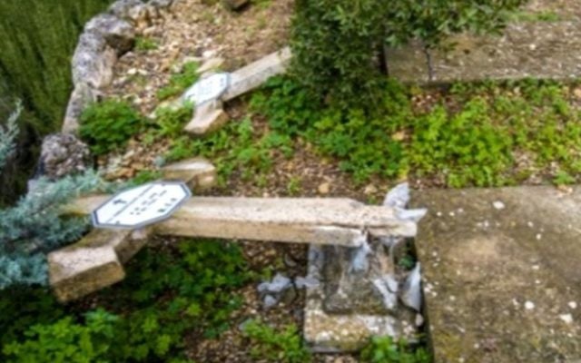 Un cimetière chrétien vandalisé en Israël. Illustration. (Crédit : capture d'écran YouTube)