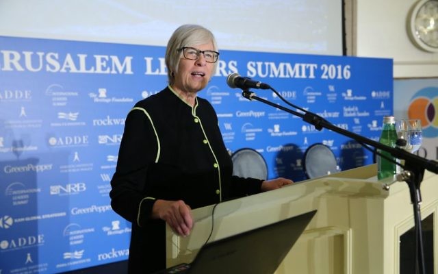 Becky Norton Dunlop, adjointe au conseiller principal de l’équipe de transition de Trump pour la politique et le personnel, prononce un discours lors du Jerusalem Leaders Summit, le 19 décembre 2017. (Crédit : autorisation)