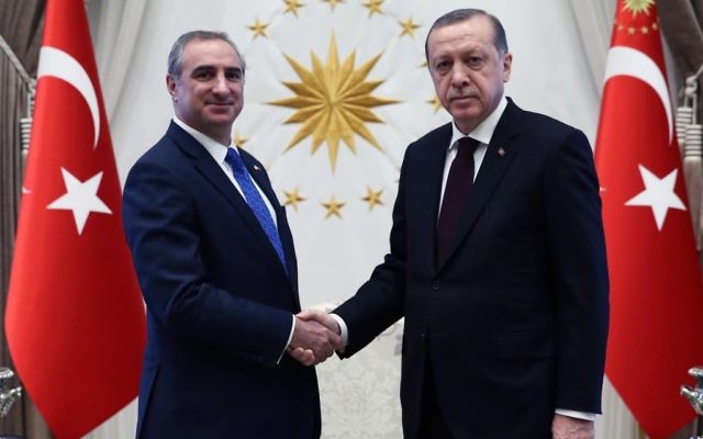Eitan Naeh, nouvel ambassadeur d'Israël en Turquie et le président truc Recep Tayyip Erdogan, le 5 décembre 2016. (Crédit : présidence turque) Eitan Naeh, nouvel ambassadeur d'Israël en Turquie et le président truc Recep Tayyip Erdogan, le 5 décembre 2016. (Crédit : présidence turque)