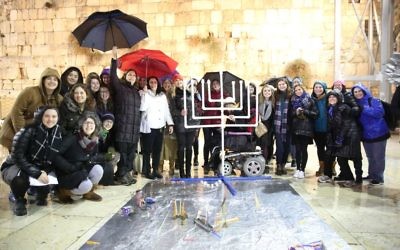 Les Femmes du Mur allument les bougies de hanoukka au mur Occidental, le 27 décembre 2016. (Crédit : Miri Tach/Women of the Wall) Les Femmes du Mur allument les bougies de hanoukka au mur Occidental, le 27 décembre 2016. (Crédit : Miri Tach/Women of the Wall)
