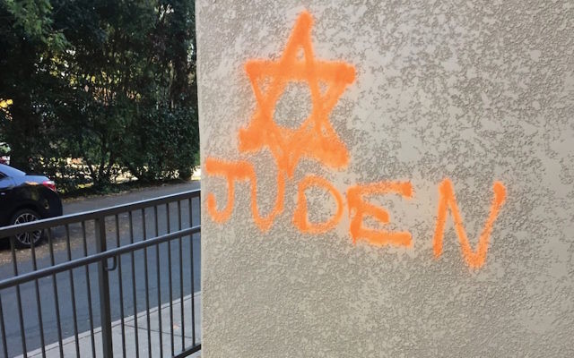 Des graffitis antisémites près du campus de l'université de Virginie, à Charlottesville, en novembre 2016. Illustration. (Crédit : Michaela Brown) Des graffitis antisémites près du campus de l'université de Virginie, à Charlottesville, en novembre 2016. Illustration. (Crédit : Michaela Brown)
