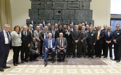 Le président Reuven Rivlin (assis à gauche) et le président de l'Université Hébraïque, le professeur Menahem Ben-Sasson (assis à droite) rencontrent des recteurs venus d'universités d'Amérique Latine, à Jérusalem, en décembre 2016. (Crédit : Mark Naiman/GPO et autorisation de l'université hébraïque)