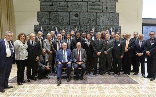 Le président Reuven Rivlin (assis à gauche) et le président de l'Université Hébraïque, le professeur Menahem Ben-Sasson (assis à droite) rencontrent des recteurs venus d'universités d'Amérique Latine, à Jérusalem, en décembre 2016. (Crédit : Mark Naiman/GPO et autorisation de l'université hébraïque) Le président Reuven Rivlin (assis à gauche) et le président de l'Université Hébraïque, le professeur Menahem Ben-Sasson (assis à droite) rencontrent des recteurs venus d'universités d'Amérique Latine, à Jérusalem, en décembre 2016. (Crédit : Mark Naiman/GPO et autorisation de l'université hébraïque)