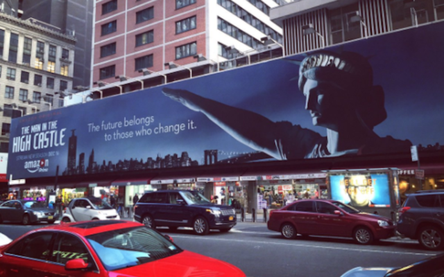La publicité pour la saison 2 de “The Man in the High Castle”, à Times Square, New York, en décembre 2016. (Crédit : Twitter) La publicité pour la saison 2 de “The Man in the High Castle”, à Times Square, New York, en décembre 2016. (Crédit : Twitter)