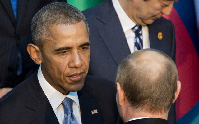 Le président américain Barack Obama avec le président russe Vladimir Poutine pendant la séance pour prendre la photo de famille officielle lors du sommet du G20 à Antalya, en Turquie, le 15 novembre 2015 (Crédit : AFP / SAUL LOEB) Le président américain Barack Obama avec le président russe Vladimir Poutine pendant la séance pour prendre la photo de famille officielle lors du sommet du G20 à Antalya, en Turquie, le 15 novembre 2015 (Crédit : AFP / SAUL LOEB)