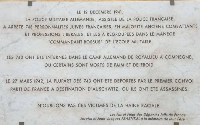 la plaque qui a été posée par Serge Klarsfeld et les Fils et Filles des Déportés Juifs de France sur les murs de l’Ecole Militaire.