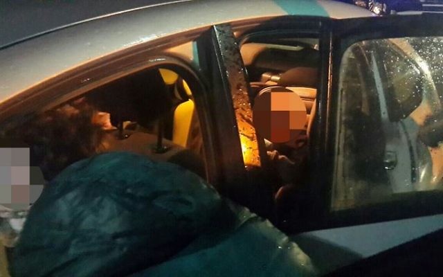La voiture prise pour cible dans une attaque à l'armée à feu près de Ramallah, en Cisjordanie, le 14 décembre 2016. (Crédit : Twitter/@AmichaiStein1)