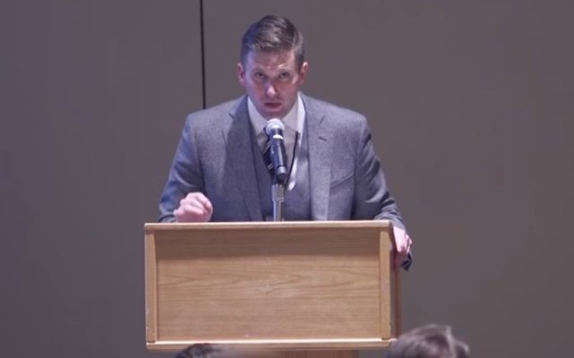 Richard Spencer pendant une conférence de la droite alternative organisée pour célébrer la victoire de Donald Trump à Washington, D.C., le 19 novembre 2016. (Crédit : capture d'écran YouTube)