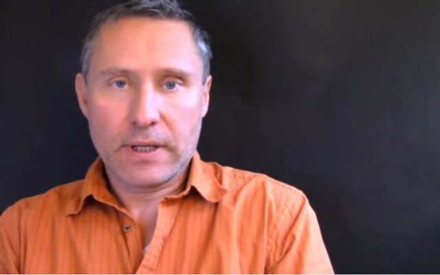 Hervé Ryssen, déjà jugé coupable d'incitation à la haine, était présent le 17 novembre aux manifestations des gilets jaunes (Crédit : capture d'écran YouTube)